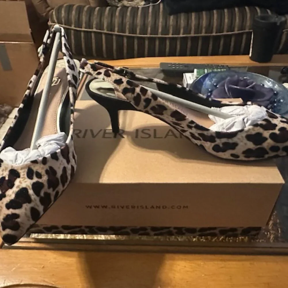 SHOES - Picture 2 of 4